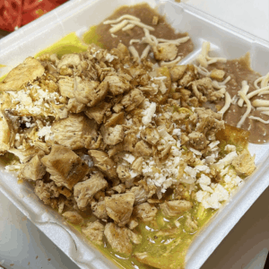 Platillo mexicano con pollo servido en Dallas, TX